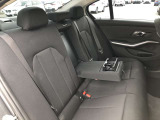 後席も使用感はさほど感じず、運転席・助手席同様に清潔感があります。後席シートもしっかりと作り込まれていますので、座り心地も悪くありません。是非、実車にてご確認下さい。