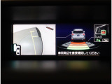 後退時、衝突の可能性がある場合は、段階的に注意を喚起。回避操作がない場合はブレーキ制御を行い、衝突回避をサポートする後退時ブレーキアシスト付です!