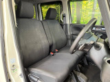 運転席まわりには十分なスペースがあり、大柄な方でもゆったり運転していただける環境です。