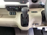 足元スッキリ、インパネシフトです。パーキングブレーキはフットブレーキタイプなので、運転席と助手席の間がスッキリしています。