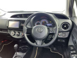 運転席まわりです。 各操作スイッチは使いやすい位置に配置されてます。