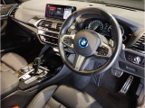 【ハンドル】ドライバーとBMW車の一体感がダイレクトに伝わるステアリングホイール。形状・太さへの拘りに加えて、操作性を高める為にスイッチ類も配置。クイックかつ安定のドライビングを体感下さい!