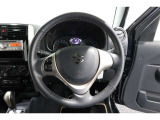運転中もハンドルでの操作が可能です。特に高速道路等の目が離せない運転時には、便利さだけでなく、安全性も兼ね備えております。