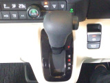 オートマチックシフトレバーは、手になじみ操作しやすい形状で安全運転にもつながります♪
