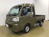 トヨタのプロ整備士が車両の点検を実施