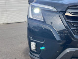 【LEDヘッドライト】悪天候や夜間走行時も良好な視界を確保し安心して運転できる高輝度LEDヘッドライトを装備!点灯速度が早く、消費電力も抑えられています。