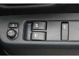 スイッチ一つで窓を開け閉めできるパワーウィンドウスイッチです。