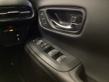 運転席ドアには、ドアミラーの角度調整スイッチとパワーウインドウスイッチを配置。手元で直感的に操作でき、運転中の使い勝手を高めています。