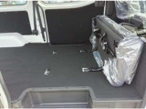 荷室はリアシートを折りたたむと広く使用でき便利です