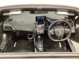 車内は光触媒抗菌消臭施工済です。スタイリッシュなデザインでスポーティなインパネ周りを演出します。グローブボックスやトレーなどコンパクトにまとめた収納スペースが付いています。