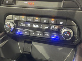 【オートエアコン】一度お好みの温度に設定すれば、車内の温度を検知し風量や温度を自動で調整。暑い&hellip;寒い&hellip;と何度もスイッチ操作をする必要はありません。快適な車内空間には必須の機能ですね♪
