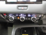 オートエアコンタイプなので細かい操作なしで快適温度に調整してくれます。シートヒーター付きで、冷えた車内でもスイッチを押せば数秒で座面と背もたれがあたたかくなります。