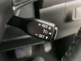 クルーズコントロール機能が付いています。 速度を設定するとアクセルを踏まなくても一定の速度で走ることができます。  高速道路ではとても便利な装置なんです。