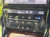 【左右独立型フルオートエアコン】運転席と助手席でそれぞれお好みの温度に設定可能。同乗者にも配慮した、快適な空調をお届け致します。