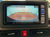 【バックカメラ】 駐車時に車両後方の様子を見ることができるので、運転の不安を軽くします。