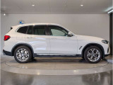 【BMWの伝統-3】BMWのお車は、&ldquo;駆け抜ける歓び&rdquo;を体現しております。走行の安定性とコーナリングの良さを追求し、思い通りにハンドルの操作可能です。
