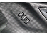 運転席のシートポジションを記憶させることができます。ボタンを押すと設定したポジションに電動で移動してくれます。