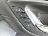 運転席のシートポジションを記憶・再現できるメモリー機能を搭載しています。