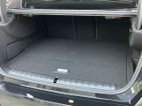 【トランクルーム】全面をファブリック処理し荷物に傷がつくのを防ぎます。ラゲージルーム照明を装着。背もたれをほぼ水平まで倒すことが出来ます。大きな荷物の収納にも便利です。