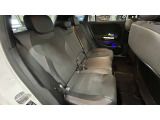 メルセデスのシートは少し硬めになっております。長時間の運転の際、適度な反発があることでお尻や腰の負担を減らす効果が御座います。