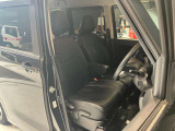 運転席、助手席です。座面も広くゆったりと座れてアームレストも付いているので重宝します。