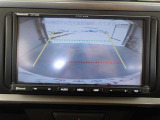 バックモニター付きで慣れない駐車場や車庫入れをサポートします。