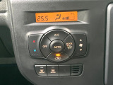 【オートエアコン】一度お好みの温度に設定すれば、車内の温度を検知し風量や温度を自動で調整。暑い&hellip;寒い&hellip;と何度もスイッチ操作をする必要はありません。快適な車内空間には必須の機能ですね♪