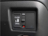 【片側電動スライドドア】ボタンを押すだけでスライドドアの開閉が可能。もちろんキーからの操作も可能。お子様を抱いている時・両手いっぱいの荷物を持ってる時など非常に役立ちます。