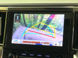 【バックカメラ】駐車時に後方がリアルタイム映像で確認できます。大型商業施設や立体駐車場での駐車時や、夜間のバック時に大活躍!運転スキルに関わらず、今や必須となった装備のひとつです!
