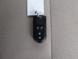 電子キーをポケットやカバンに入れているだけで、ドアの開錠・施錠が行えます。荷物を抱えていてもラクラク開閉です。エンジン始動も行えます。