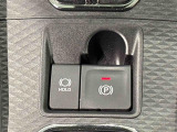 指先だけで簡単に操作が可能な電動パーキングブレーキを採用。「HOLD」スイッチを押すと、渋滞や信号待ちなどでブレーキペダルから足を離しても、ブレーキを保持するので安心です