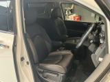 運転席まわりです。運転席からの視界が左右に広く隅々まではっきりと見渡せます!クルマの前端も把握しやすく安心して運転できます!