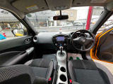 インパネ廻りの写真です。フロアーCVTですので、運転がしやすいです。純正メモリーナビ付きですので、ドライブやご旅行にとても便利です。