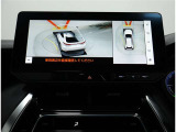 パノラミックビューモニター装備!サイドクリアランスビュー/コーナリングビュー・車両に取り付けたフロント、サイド、バックカメラの映像を合成して画面上に表示させ、車両をうしろ上空から見たような映像を表示。