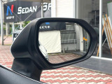 【ブラインドスポットモニター】走行中、ドアミラーの死角になりやすい箇所に後続車が接近するとサイドミラーのレンズに警告を表示!ドライバーに注意喚起をしてくれます。