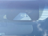 【ホンダセンシング】走行中に前方の車両等を認識し、衝突しそうな時は警報とブレーキで衝突回避と被害軽減をアシスト。より安全にドライブをお楽しみいただけます。