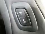 助手席もパワーシート付です。運転席からは、助手席肩口パワーシートスイッチで助手席シートの操作が手軽にできます。