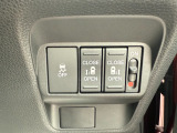 両側電動スライドドアです。リモコンや運転席スイッチ、ドアハンドルの操作で自動開閉。お子さまを抱きかかえている時や荷物の多い時などに便利です。