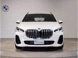 【BMWの伝統】BMWの特徴的な&ldquo;キドニーグリル&rdquo;は、80年以上続く伝統の形でございます。変わらないこだわりのデザインが、プレミアムブランド&ldquo;BMW&rdquo;を創り出します。