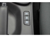 EVモードは電気モーターのみを使って走行するモードです。深夜の住宅街、屋内駐車場でエンジン騒音や排気ガスを気にすることなく走行できます。