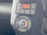【オートエアコン】一度お好みの温度に設定すれば、車内の温度を検知し風量や温度を自動で調整。暑い&hellip;寒い&hellip;と何度もスイッチ操作をする必要はありません。快適な車内空間には必須の機能ですね♪
