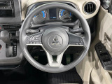 インテリアに合わせたデザインのステアリングは、運転される方のことも考え、運転しやすい形状、大きさです。是非一度、実際に触ってお確かめください。