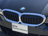 左右のキドニー・グリルの中心にはBMWのエンブレムが鎮座し、個性を放つデザイン性を兼ね備えました。