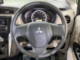インテリアに合わせたデザインのステアリングは、運転される方のことも考え、運転しやすい形状、大きさです。是非一度、実際に触ってお確かめください。
