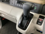 オートマチックシフトレバーは、手になじみ操作しやすい形状で安全運転にもつながります♪