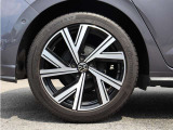 215/45R17タイヤ/7J x 17 アルミホイール