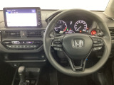 【ハンドル】運転にかかわる様々な操作を安全に行えるように視点移動が少なく操作性に配慮されたスイッチ類が凝縮されたコックピットです。