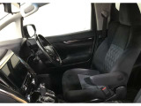 高いホールド性で運転姿勢が安定します。長距離ドライブでも疲れにくいのが魅力です。快適なドライビングライフをお送りください♪