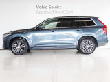 ボルボのフラッグシップモデルでありながら、7人乗りのSUVとしてファミリーからの人気も高いXC90です 新型では前輪の位置を前に伸ばし、安定感のあるどっしりとしたフォルムを得ました