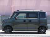 純正アルミで全体的にデザインがまとまっています。車も人も、オシャレはまずは足元からですね。